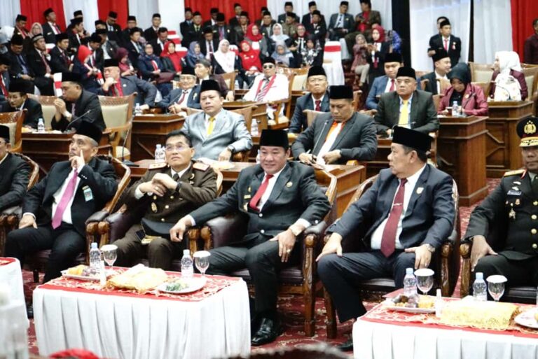 Wagub Bengkulu Rosjonsyah bersama Forkompinda serta seluruh Pimpinan OPD di lingkup Pemerintah provinsi Bengkulu serta anggota DPRD lainya.mengikuti rapat paripurna DPRD Provinsi Bengkulu menengarkan pidato presiden