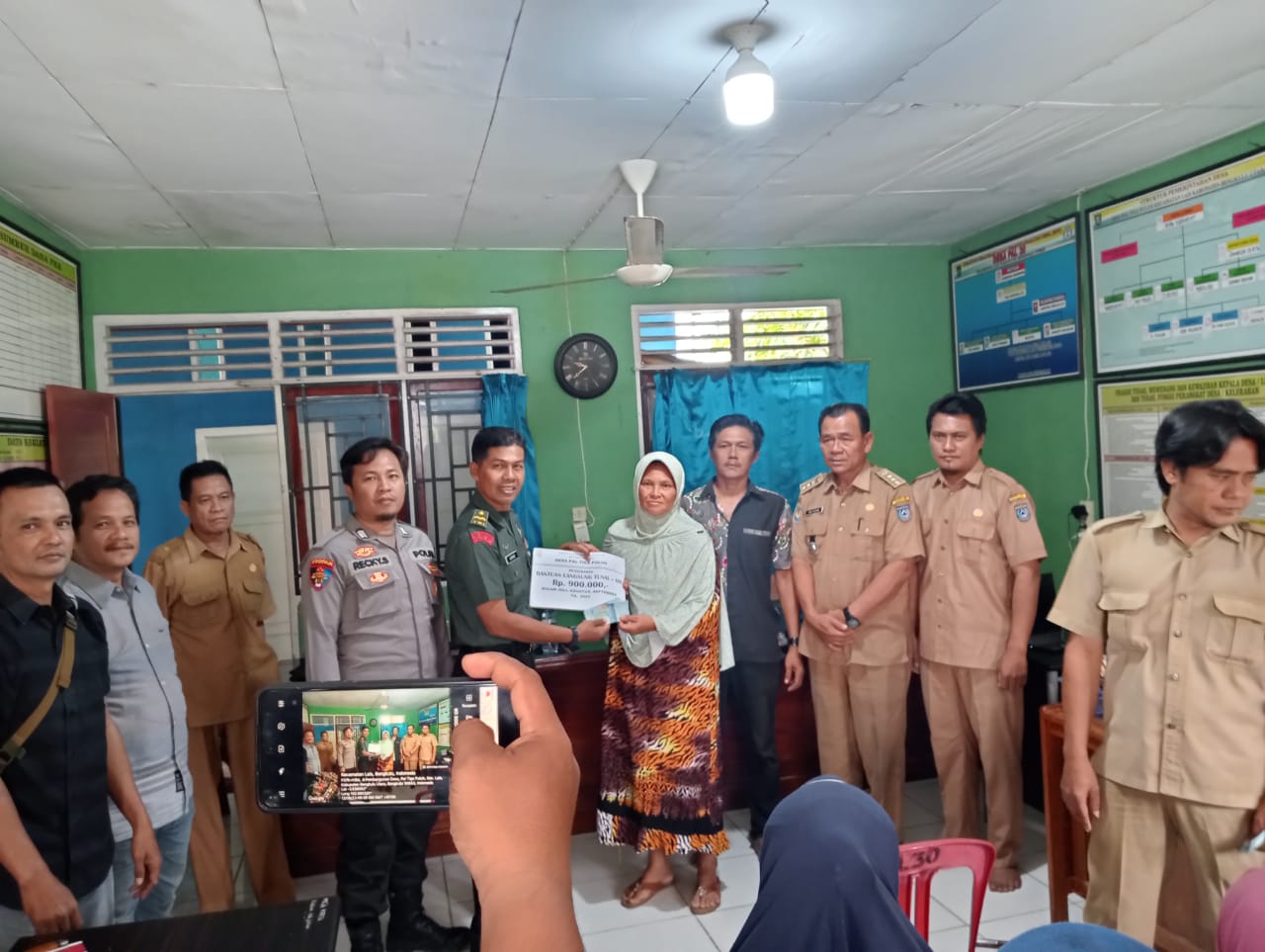 Pembagian BLT dd di kantor desa pal 30 secara simbolis