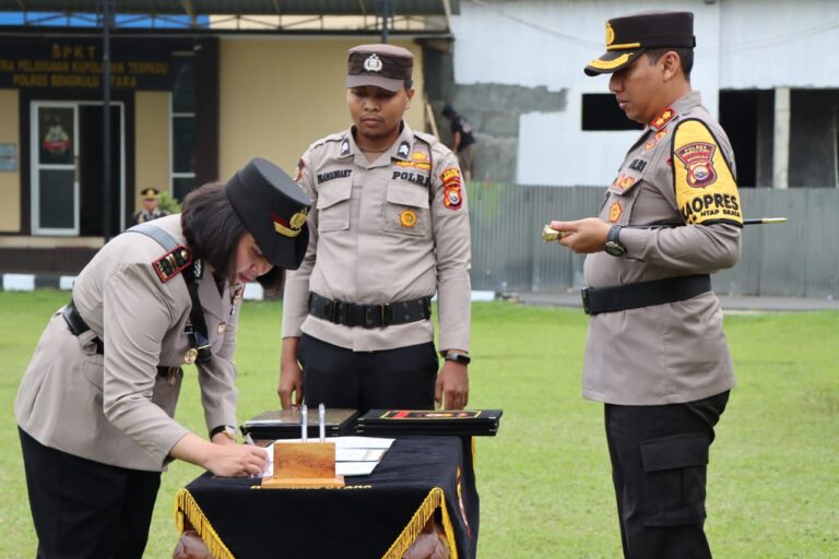 Penandatangan berkas setelah acara sertijab