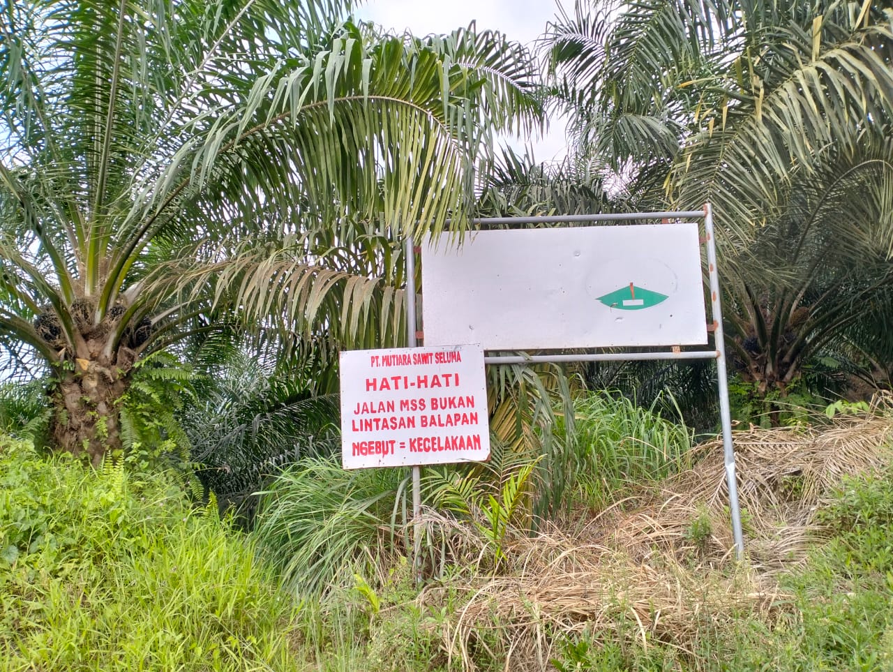 Poto jalan di duga di pasang papan merk