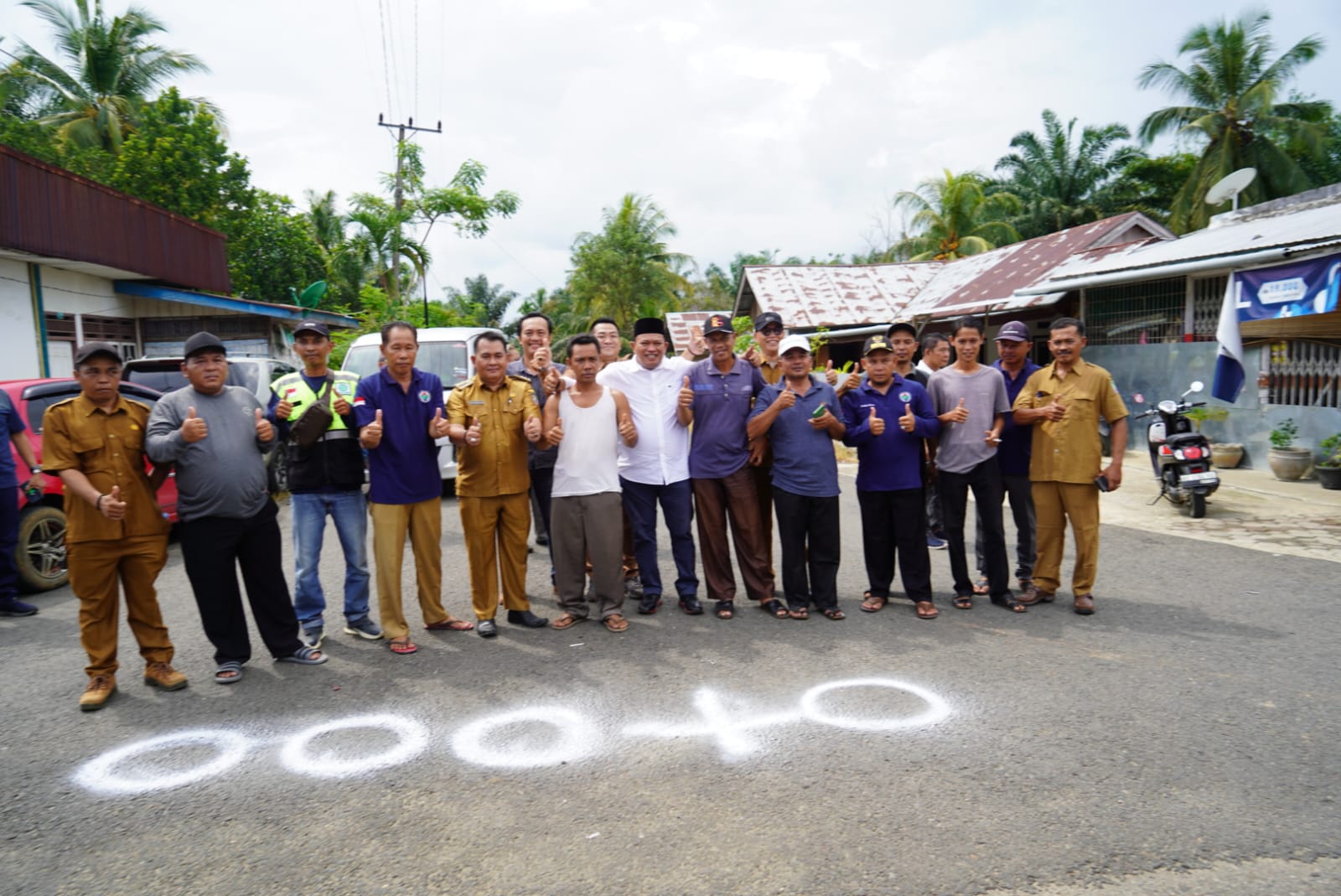 Bupati Seluma Poto bersama usai melakukan titik nol jalan desa Talang Kabu kecamatan Ilir talo kab. Seluma.
