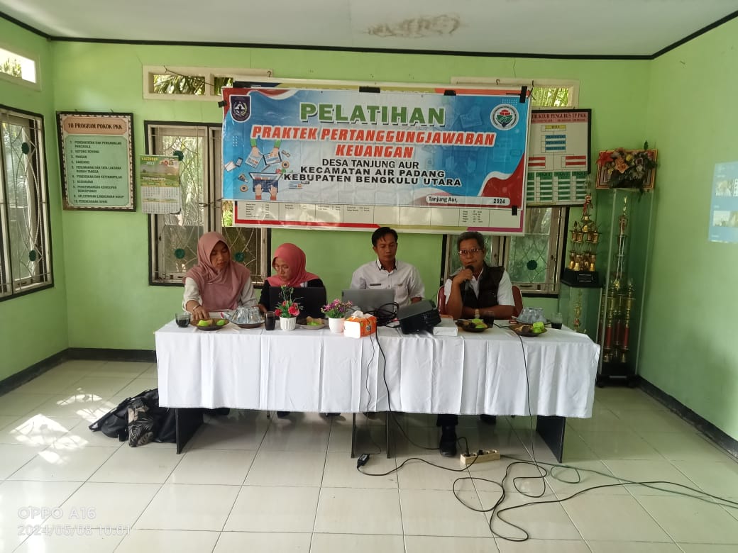 Kepala desa Tanjung aur ( kanto ) menyampaikan arahan sebelum acara pelatihan 
