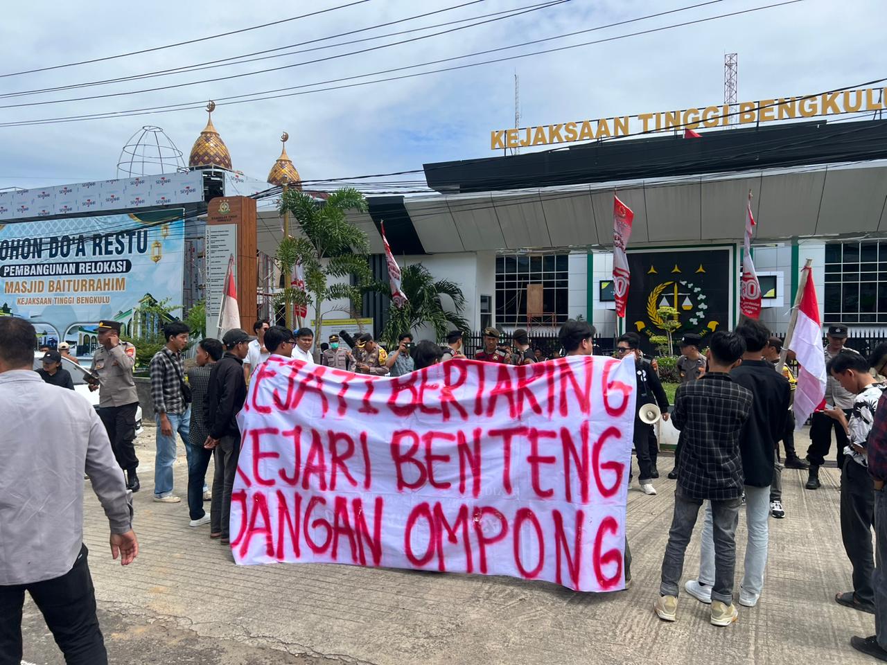 Aliansi Pemuda Indonesia (API) Bengkulu Tengah menggelar aksi demonstrasi di depan gedung Kejaksaan Tinggi (Kejati) Bengkulu, Rabu siang, (19/11/25).