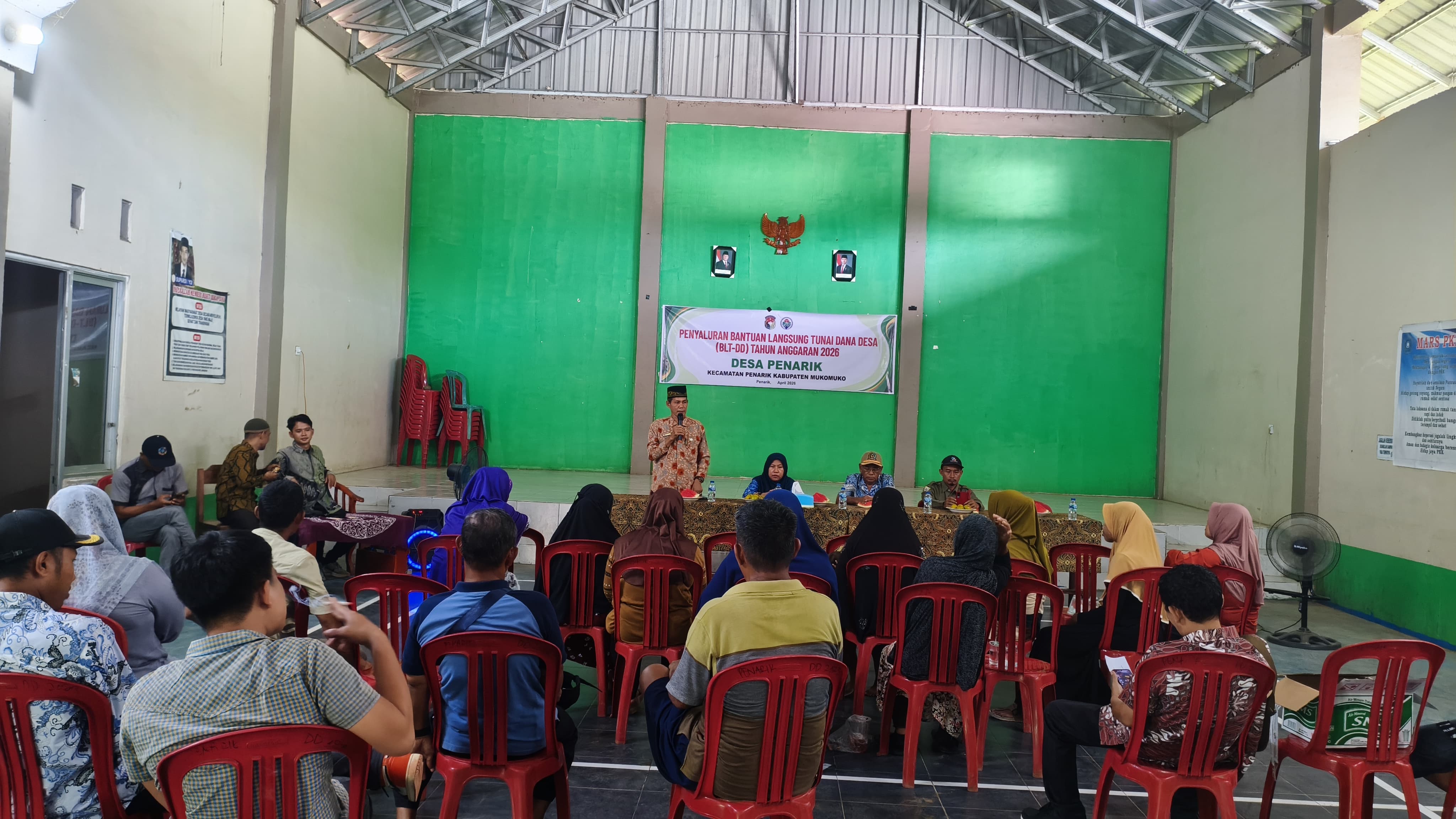 Pemerintah Desa Penarik menyalurkan BLT-DD tahap pertama tahun 2026 kepada masyarakat, Kamis (9/4/2026). (Oye/PenaRafflesia.Com) 