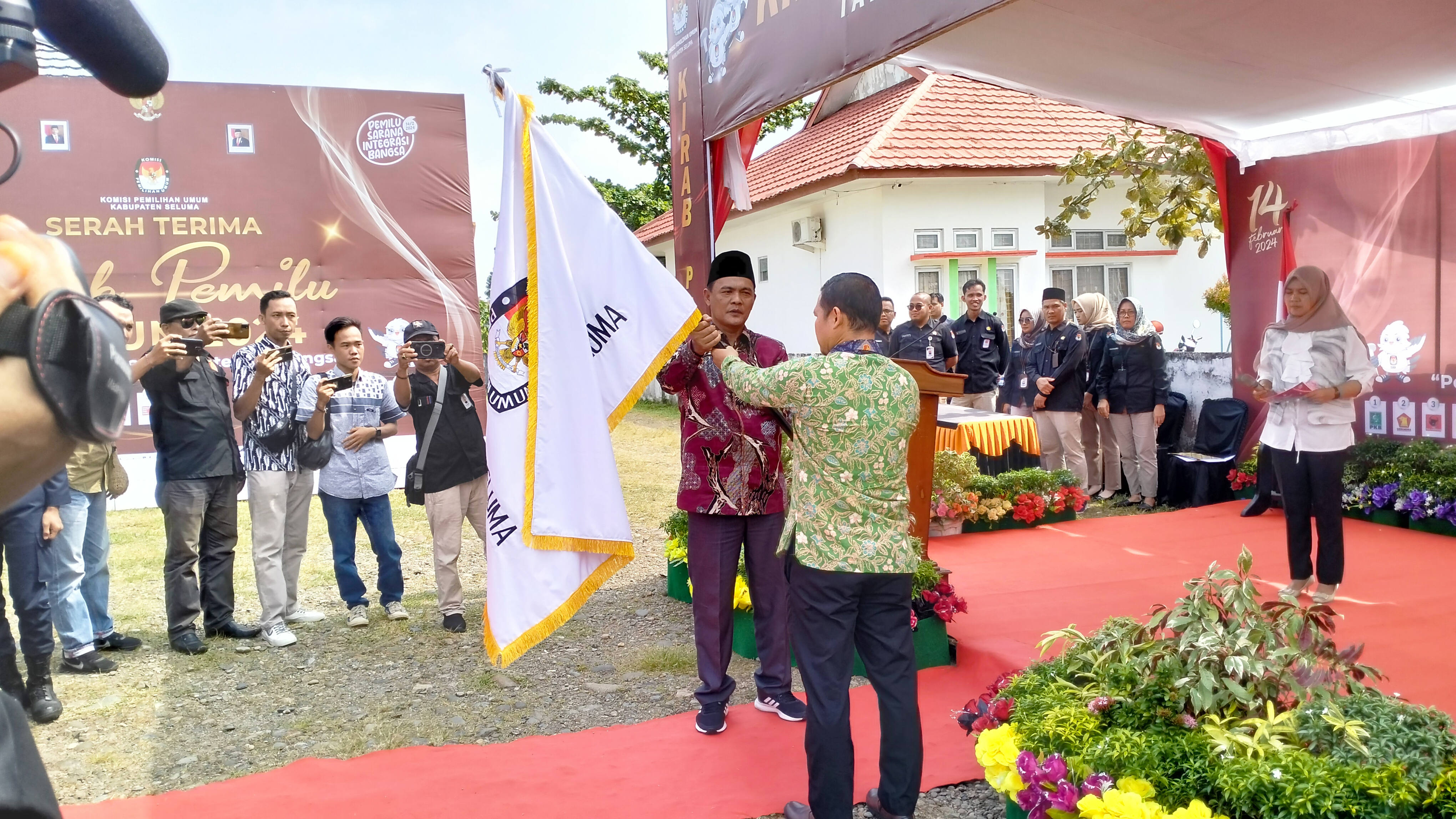 Penyerahan bendera KPU dari KPU kota ke KPU Seluma