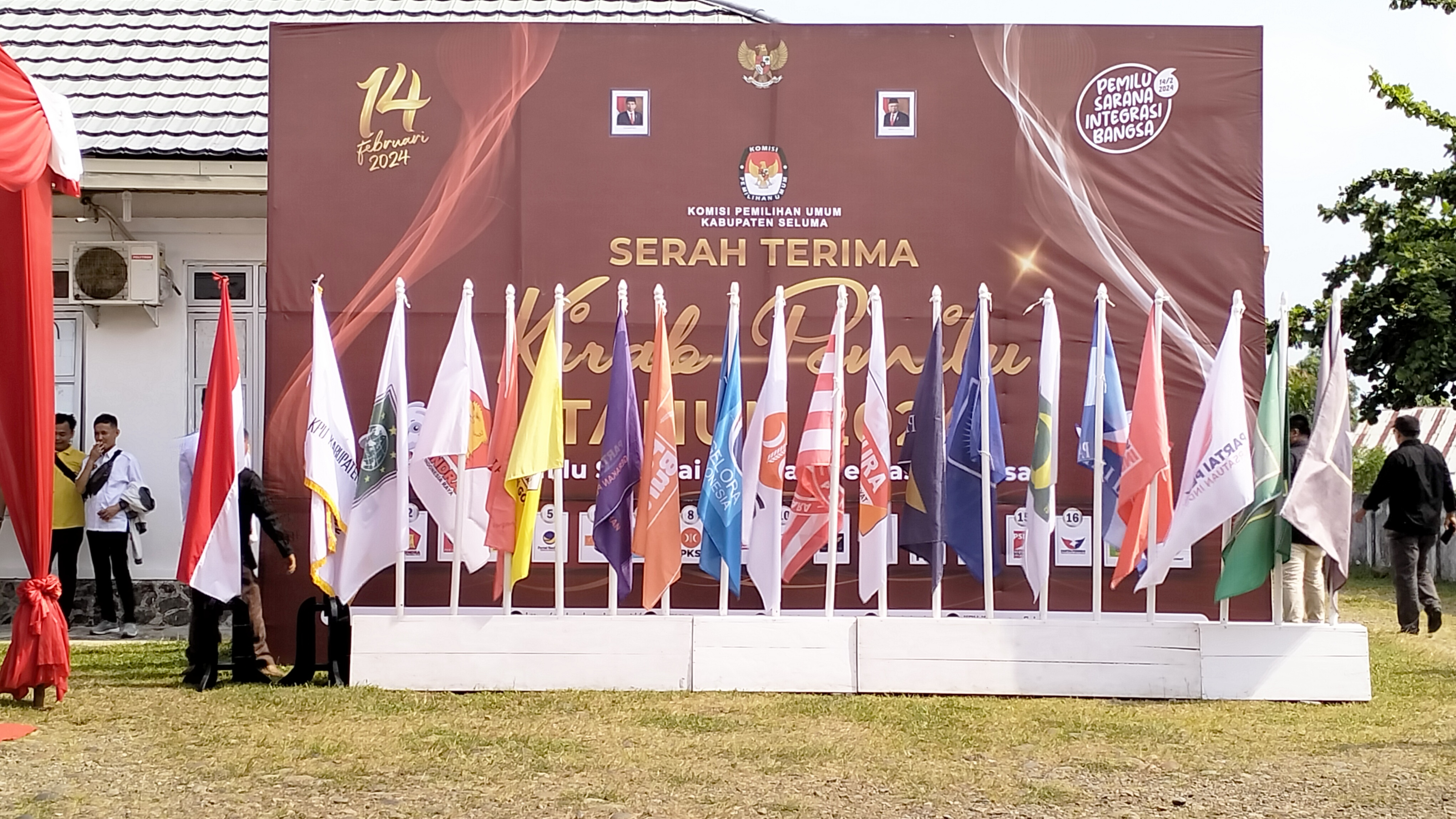 Poto 18 bendera partai politik yang lolos mengikuti pemilu 2024