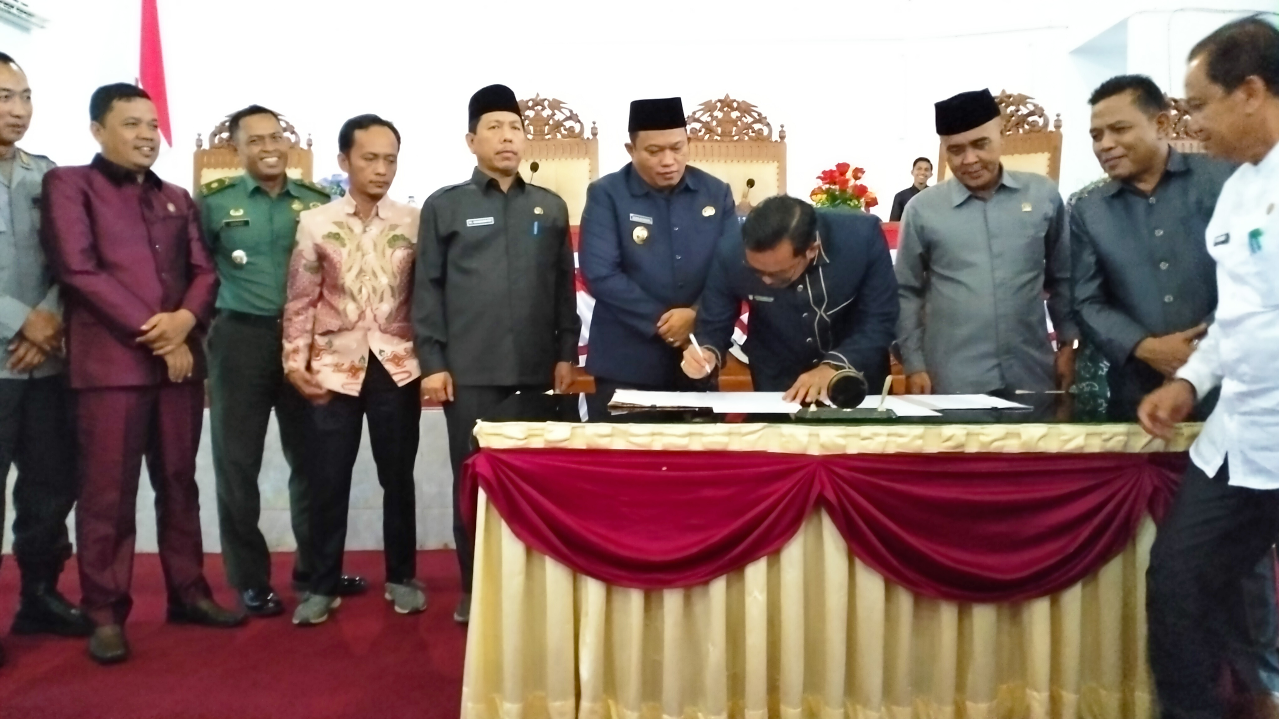 Ketua DPRD Nofi Eriyan Andesca bersama Bupati Seluma Erwin Octavian tanda tangani kesepakatan RAPBD-P 2023.