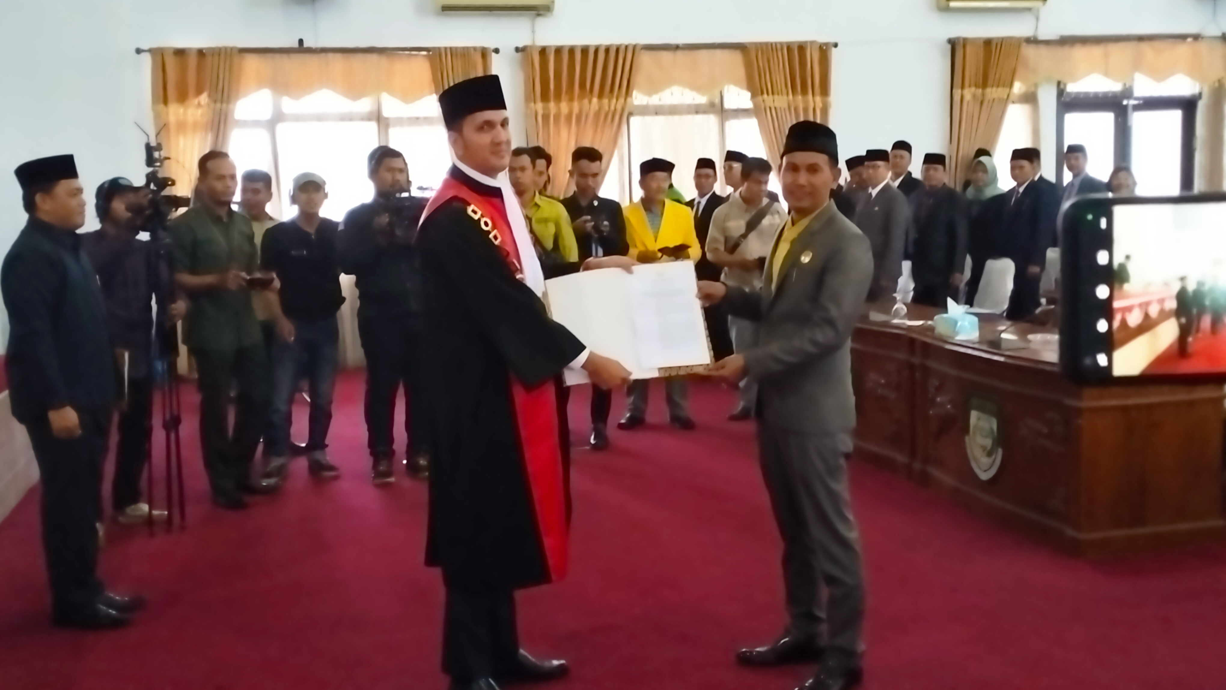 Poto penanda tanganan SK PAW Waka ll