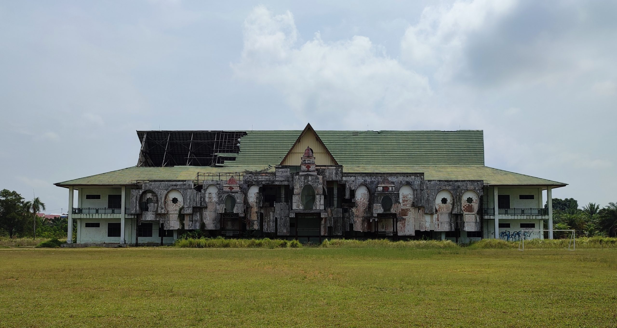 DPRD Provinsi Bengkulu memastikan proses hibah aset lahan dan bangunan gedung eks STQ ke Universitas Islam Negeri Fatmawati Seokarno akan segera rampung. Diungkapkan Ketua Komisi I DPRD Provinsi Bengkulu Dempo Xler bahwa proses hibahnya tinggal satu langkah lagi. Sebab pihak-pihak terkait, mulai dari Biro Pemkesra Pemrov Bengkulu, BPKAD Provinsi Bengkulu, dan Petinggi UIN FAS telah mencapai kata sepakat. Namun lantaran gedung STQ tercatat sebagai aset sumber pajak pemprov, tentu harus dikeluarkan terlebih dahulu yang mana prosesnya ada di tangan Gubernur Bengkulu. "Sudah sepakat final untuk UIN sebenarnya, hanya tinggal soal administratif. Karena tercatatnya Gedung Gunung Bungkuk sumber pajak daerah Bengkulu. Nah itu harus dikeluarkan dulu," ungkap Dempo. Dempo berharap hal ini segera dituntaskan secepatnya agar tidak lagi terjadi persoalan. Mengingat setelah berapa kali berganti kepala daerah penyerahan aset ini tak kunjung terealisasi. "Kalau bisa secepat mungkin, kalau perlu sebelum akhir Desember sudah clear, karena ini dari zaman Gubernur Agusrin," pungkasnya. (ADV)