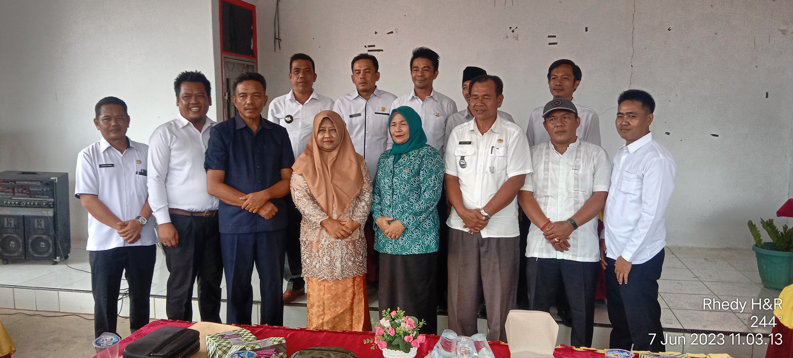 Poto bersama camat dan kepala desa sekacamatan Air Padang