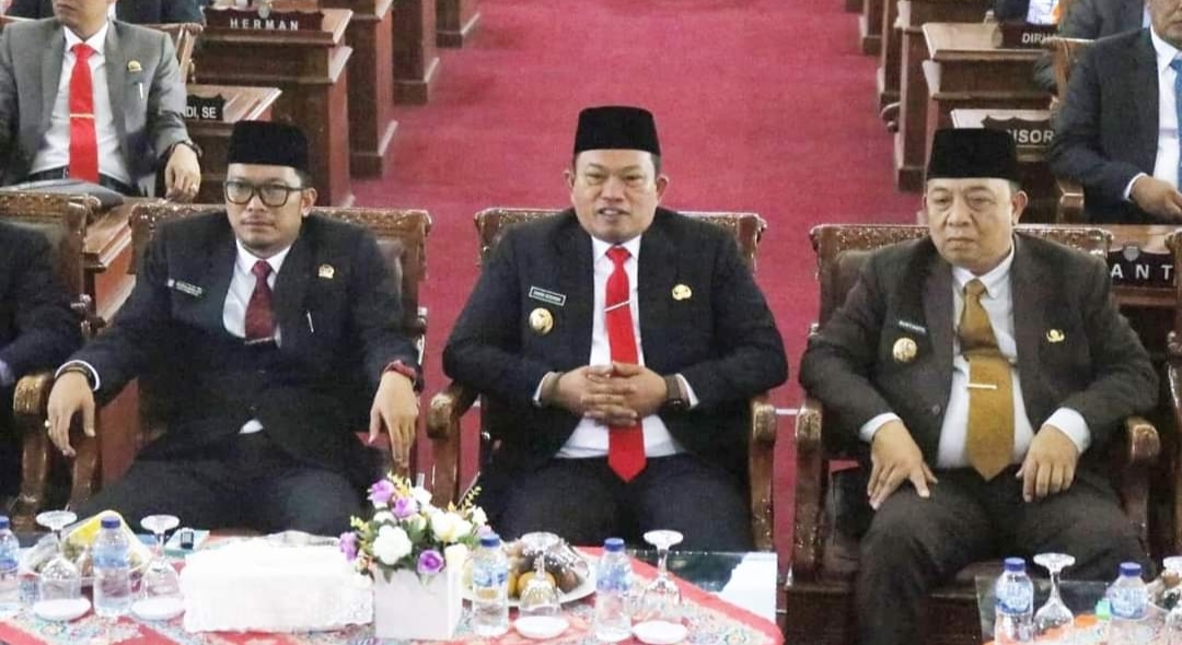 Ketua DPRD, Bupati dan Wakil Bupati saat mendengarkan pidato Presiden saat Paripurna Istimewa HUT RI yang ke 78 tahun 2023