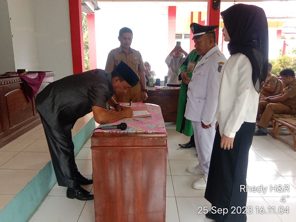 Penandatanganan SK PJS kades desa Gardu dan PAW anggota BPD desa pematang sapang