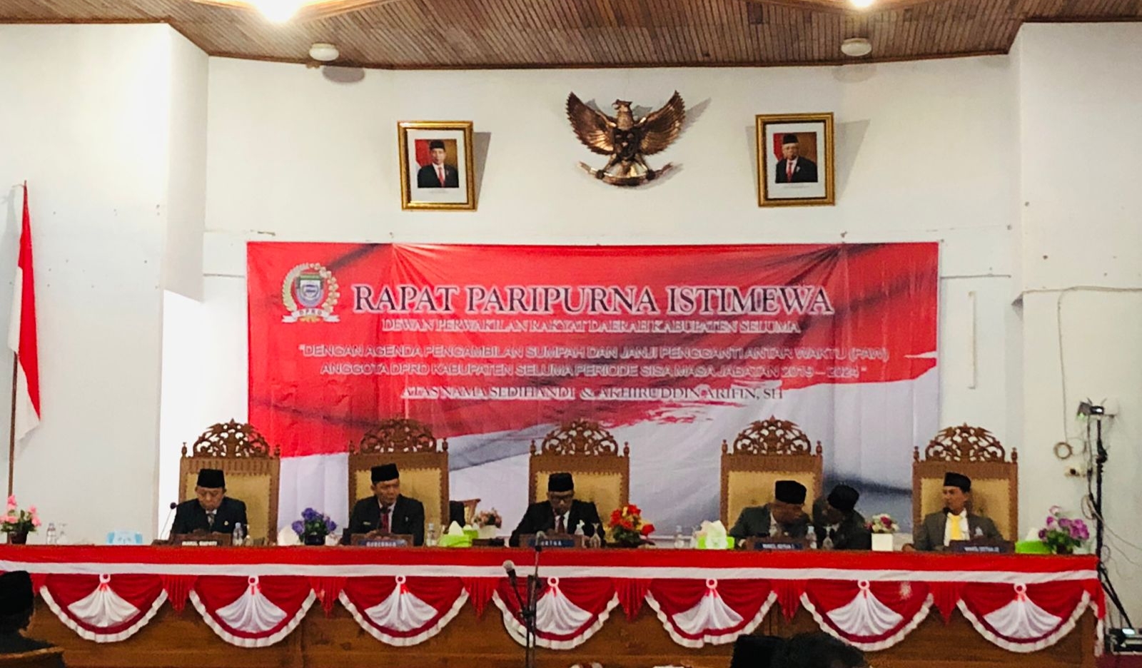Poto ketua DPRD saat memimpin rapat dan di dampingi Waka l dan ll serta di hadiri wakil bupati Seluma