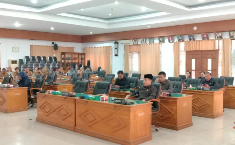 Angota rapat paripurna DPRD BU Terkait Penyampaian Nota Pengantar Tiga RANPERDA
