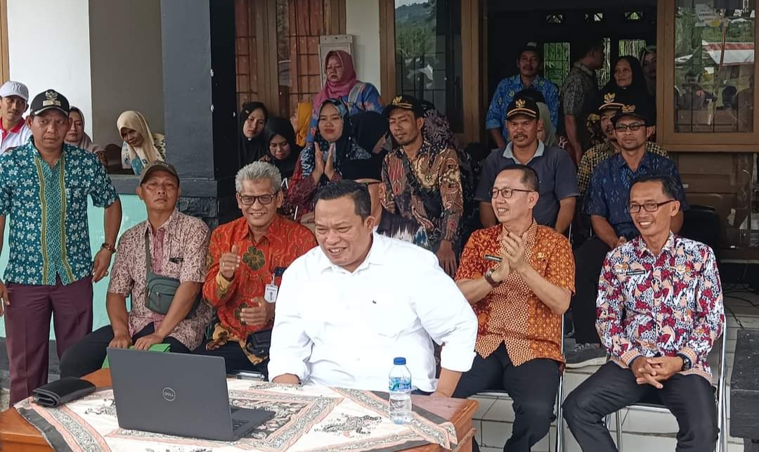 Bupati Seluma saat uji coba sinyal internet