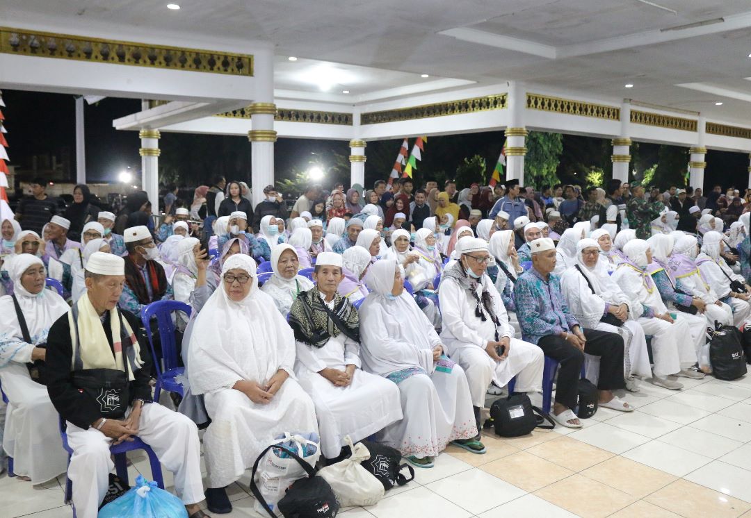 Jemaah asal Kabupaten Bengkulu Selatan tiba di di Pendopo Rumah Dinas Bupati Bengkulu Selatan, Rabu (26/7/23).