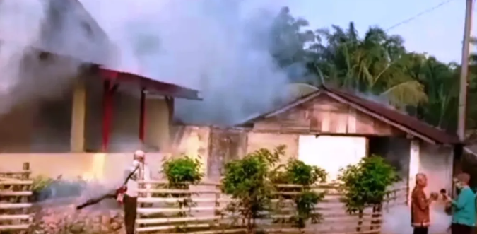 Saat Pelaksanaan Fogging Di Rumah Warga