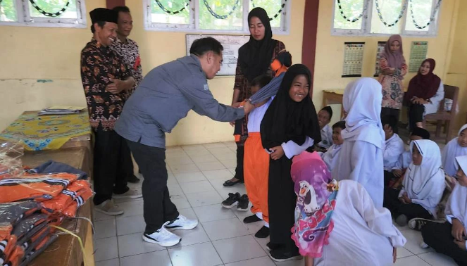 Ketua Komisi IV DPRD Provinsi Bengkulu, Edwar Samsi menyambangi SD Negeri 21 di Desa Sukamerindu Kecamatan Kepahiang, Kabupaten Kepahiang Provinsi Bengkulu pada Jumat 11 Agustus 2023.