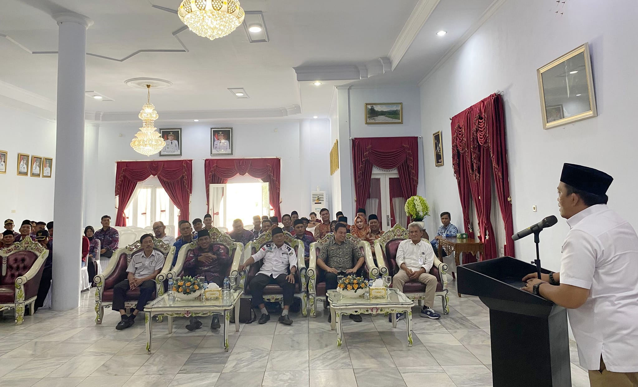 Bupati Seluma, Erwin Octavian, SE, secara resmi membuka Rapat Kerja Daerah (Rakerda) Persatuan Perangkat Desa Indonesia (PPDI) Kabupaten Seluma, yang diselenggarakan di Gedung Daerah Kabupaten Seluma pada Rabu (17/7/2024). Acara ini dihadiri oleh jajaran Forkopimda Kabupaten Seluma serta pengurus dan anggota PPDI.  Dalam sambutannya, Ketua PPDI Kabupaten Seluma, Hardiansyah, mengucapkan terima kasih kepada Pemerintah Kabupaten Seluma, khususnya kepada Bupati, yang telah memberikan dukungan penuh terhadap berbagai kegiatan PPDI. "Kami sangat berterima kasih kepada Pemerintah Kabupaten Seluma, terutama kepada Bapak Bupati yang telah mendukung kegiatan-kegiatan PPDI di Kabupaten Seluma ini," ujarnya. Hardiansyah juga menambahkan bahwa 1.446 anggota dari 182 desa di Kabupaten Seluma yang telah terdaftar di PPDI siap mendukung dan membantu program-program Bupati Seluma untuk mewujudkan Seluma ALAP (Aman, Lancar, Asri, dan Produktif).  Dalam arahannya, Bupati Seluma menekankan pentingnya sinergi antara perangkat desa dan pemerintah kabupaten, provinsi, serta nasional dalam membahas dan merencanakan kegiatan di tahun mendatang. Beliau juga menyoroti program makan bergizi yang digagas oleh pemerintah pusat, dengan harapan Kabupaten Seluma dapat mempersiapkan dan memperkuat ketahanan pangan di daerahnya.  "Mari kita bersinergi untuk membangun Kabupaten Seluma yang lebih ALAP lagi," kata Bupati Seluma, mendorong semua pihak untuk bekerja sama demi kemajuan daerah.  Rakerda PPDI ini diharapkan dapat menghasilkan rencana kerja yang konkret dan selaras dengan visi pemerintah, guna meningkatkan kesejahteraan masyarakat dan memperkuat peran perangkat desa dalam pembangunan Kabupaten Seluma.