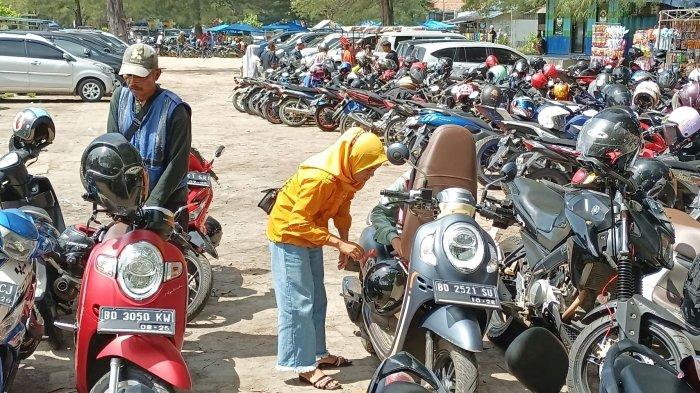 “Untuk tarif parkir yang seriang dipungut petugas, kendaraan roda 2 sebesar Rp. 1.000,- dan roda 4 sebesar Rp. 2 ribu perkendaraan, tidak untuk pajak daerah. Itu sama juga dengan pemalakan,” tegas Dempo yang juga menerima aspirasi demikian saat resesnya.