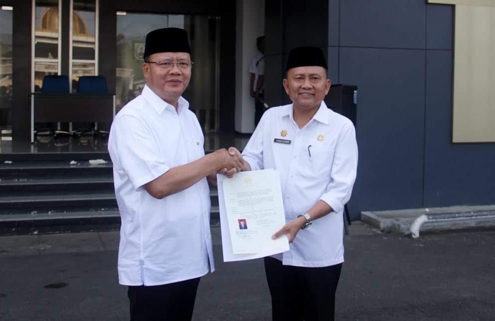 Sekda Bengkulu Hamka Sabri saat Menerima SK Pensiun dari gubernur Rohidin Foto/Dok
