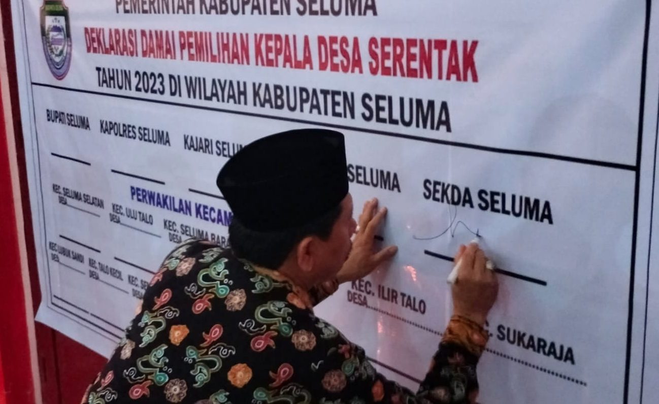 Sekda Seluma saat Tandatangani Deklrasai Pilkades Damai Foto/Dok