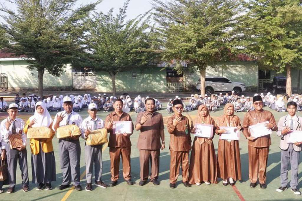 Dewan Usin Saat Foto Bersama Siswa/Siswi SMA Muhammadiyah 4 Kota Bengkulu