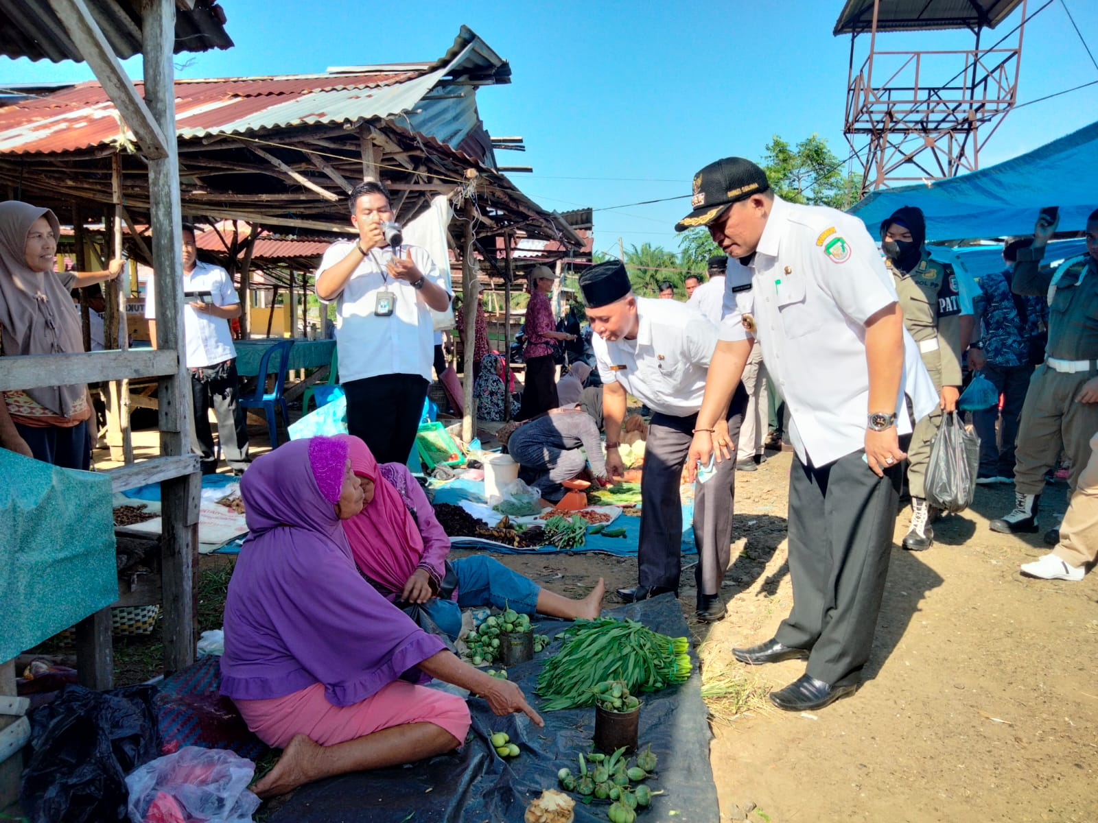 Setelah usai memimpin Apel, Bupati Seluma langsung mengunjungi Pasar Sembayat