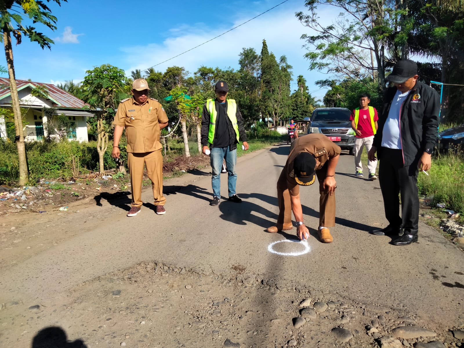 Proses titik nol pembangunan jalan Hotmix di tiga ruas jalan di dua kecamatan oleh Bupati Seluma Erwin Octavian, Senen (30/5/2022).