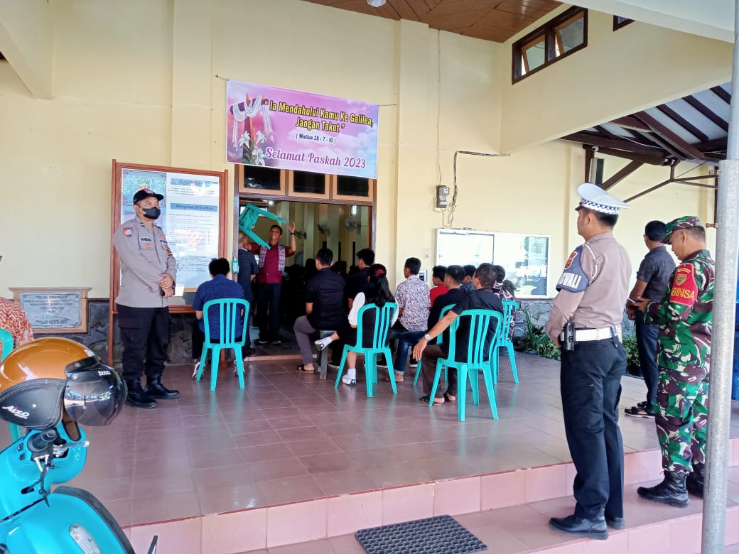 Bhabinkamtibmas Polres Bengkulu Utara (BU) Polda Bengkulu telah melaksanakan pengamanan ibadah minggu Paskah di Gereja wilayah Desa Rama Agung, Kecamatan Arga Makmur, Bengkulu Utara, pada Minggu (09/04/2023) mulai pukul 07.00 WIB. /polres bu/