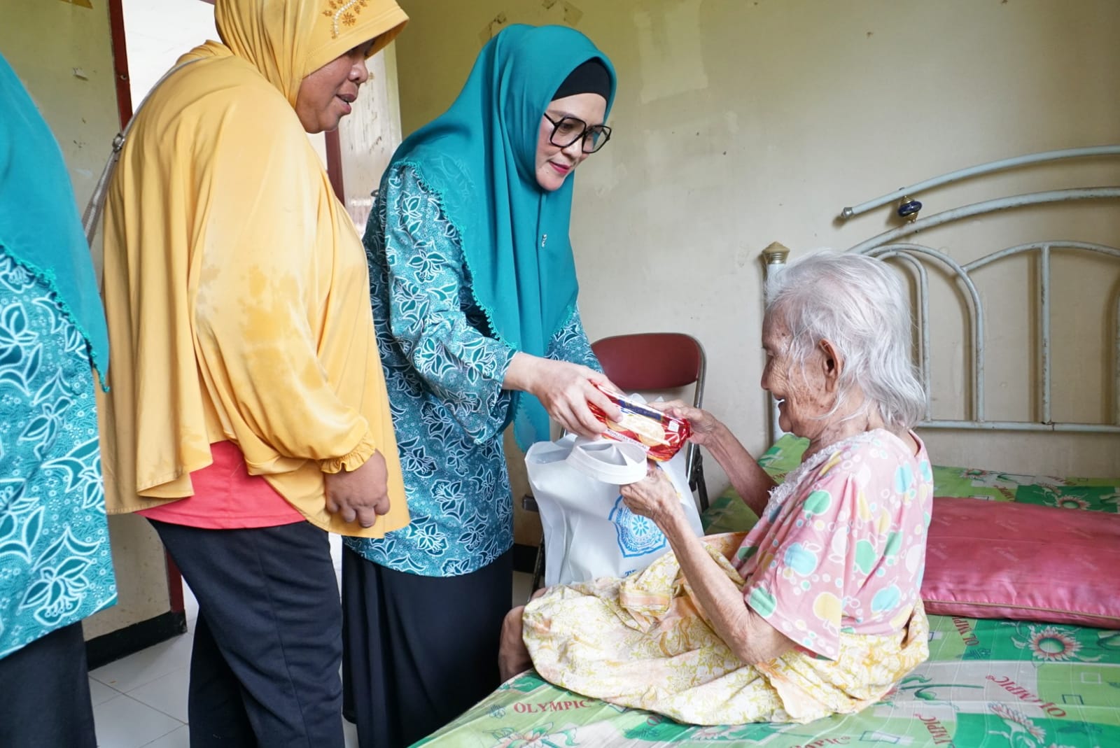 Derta Rohidin Bagikan Baju Lebaran dan Bantuan Sembako untuk Penghuni Panti Tresna Werdha Bengkulu