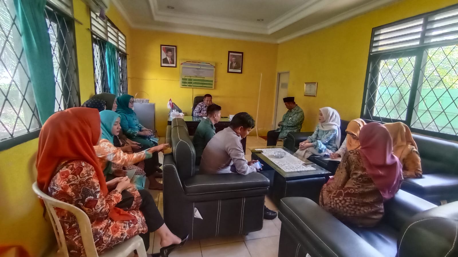  Rapat Lintas Sektoral penurunan Stunting yang diselenggarakan di Kantor Camat Manna Bengkulu Selatan pada Kamis (13/4/2023).