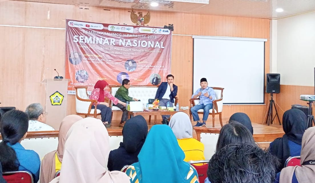 Ketua Komisi I DPRD Provinsi Bengkulu, Dempo Xler SIP, MAP, menyatakan persetujuannya terhadap perubahan Undang-Undang Pemilu terkait batasan usia Calon Presiden (Capres) dan Wakil Presiden (Cawapres).  Menurutnya, menetapkan batas usia paling rendah 40 tahun atau pernah/sedang menduduki jabatan yang dipilih melalui pemilihan umum, termasuk pemilihan kepala daerah, adalah langkah yang tepat. Namun, Dempo menegaskan bahwa kualitas calon harus menjadi ukuran yang lebih utama daripada usia.  "Kenapa anak muda tidak boleh memimpin negeri ini. Buktinya saat ini sudah banyak anak muda yang menjadi kepala daerah, seperti Bupati dan Walikota dengan umur 20 tahun dan 25 tahun," ungkap Dempo Xler pada Seminar Nasional dengan tema "Polemik Putusan MK No 90/PUU-XII/2023 terhadap Batasan Usia Calon Presiden dan Wakil Presiden" di Fakultas Hukum Universitas Bengkulu (UNIB) pada Selasa (21/11/2023).  Dalam kesempatan tersebut, Dempo ikut mengkritisi perubahan Undang-Undang tentang Pemilu yang dilakukan oleh Mahkamah Konstitusi (MK), seharusnya menjadi kewenangan DPR RI.  "Yang merevisi Undang-Undang itu ada di DPR dan bukan di MK, karena fungsi DPR itu sebagai penyusun, merevisi, dan memperbaiki Undang-Undang," sesalnya. Lebih lanjut, ia mencontohkan bahwa ketika DPR merubah Undang-Undang tentang batas usia anggota penyelenggara Pemilu menjadi 30 tahun, tidak ada masalah. Tetapi, yang diributkan justru batas usia Capres dan Cawapres.  "Kenapa tidak tempat merevisi-nya yang dikritisi, karena itu tidak benar," pungkas Dempo. (Adv)
