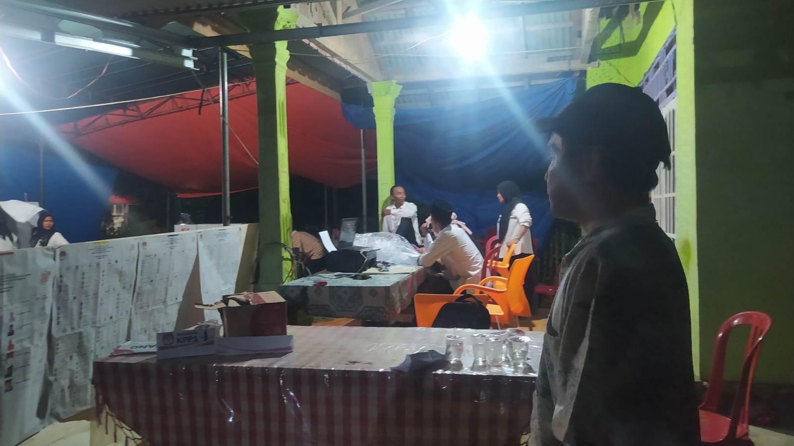 Suli Pantau Proses Pemilu Di desanya Hinga Larut Malam 