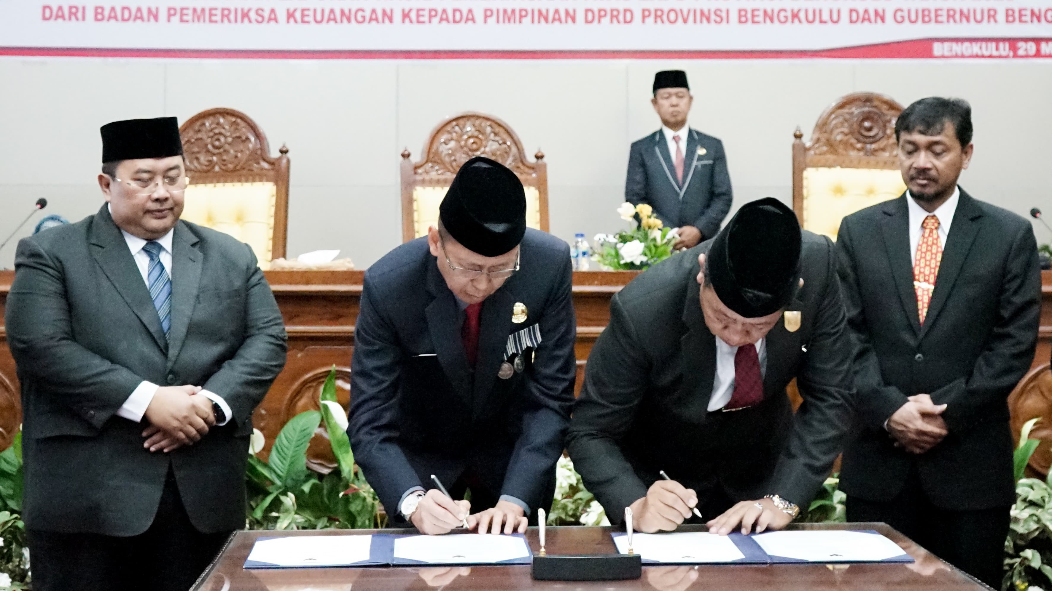 Wakil Ketua DPRD Provinsi Bengkulu, Suharto, mengungkapkan apresiasinya terhadap Pemerintah Provinsi Bengkulu yang berhasil meraih Opini Wajar Tanpa Pengecualian (WTP) atas Laporan Keuangan Pemerintah Daerah (LKPD) tahun 2023. Ini adalah kali ketujuh berturut-turut sejak tahun 2017 bahwa Badan Pemeriksa Keuangan (BPK) memberikan opini tertinggi atas kualitas laporan keuangan tersebut. Suharto menilai bahwa pencapaian mempertahankan Opini WTP ini mencerminkan tingginya tingkat akuntabilitas dan transparansi dalam pengelolaan keuangan daerah oleh Pemerintah Provinsi Bengkulu. "Saya mengapresiasi kerja keras dan dedikasi seluruh jajaran Pemerintah Provinsi Bengkulu yang telah memastikan Opini WTP terus tercapai. Prestasi ini adalah bukti nyata komitmen untuk menerapkan praktik tata kelola keuangan yang baik," ujarnya. Menurut Suharto, kesuksesan ini tidak lepas dari kepemimpinan efektif Gubernur Bengkulu, Rohidin Mersyah. Di bawah kepemimpinannya, Pemerintah Provinsi Bengkulu menunjukkan komitmen yang kuat untuk meningkatkan transparansi dan akuntabilitas dalam setiap aspek pengelolaan keuangan daerah. "Keberhasilan ini juga mencerminkan dukungan kuat dari semua pihak terkait, serta upaya kolektif untuk menjaga integritas dan kualitas laporan keuangan daerah," tambahnya. Suharto berharap prestasi ini dapat menjadi inspirasi bagi semua pihak untuk terus meningkatkan kualitas pelayanan publik dan pengelolaan keuangan di Provinsi Bengkulu. "Mari kita teruskan semangat untuk mempertahankan standar tertinggi dalam tata kelola keuangan daerah demi kemajuan dan kesejahteraan masyarakat," tutupnya. Dengan meraih Opini WTP secara konsisten, Provinsi Bengkulu semakin memperkuat reputasinya sebagai daerah yang memiliki tata kelola keuangan yang baik dan transparan. Hal ini diharapkan dapat membawa dampak positif yang signifikan bagi pembangunan dan kesejahteraan masyarakat di Bengkulu.