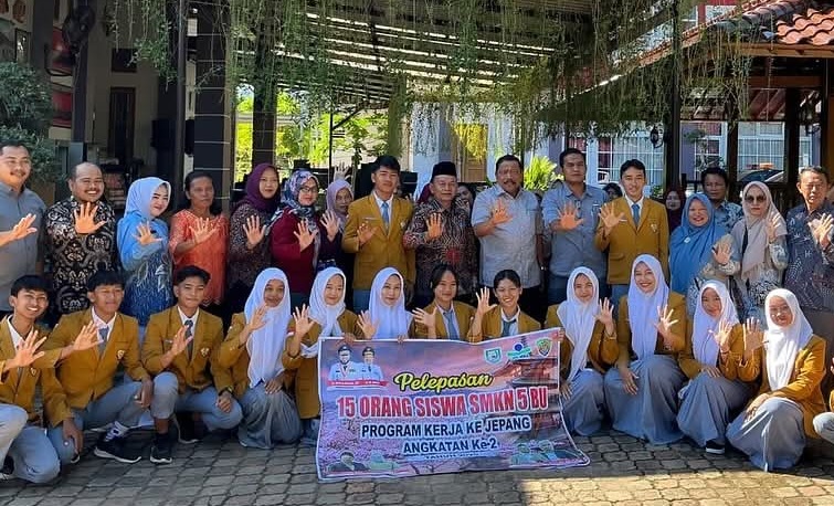 Wakil Gubernur Bengkulu, Mian, secara resmi melepas 15 siswa SMKN 5 Bengkulu Utara