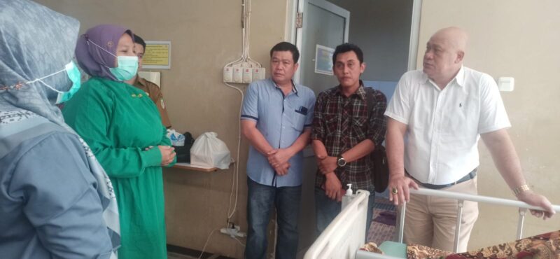 Sekretaris Komisi III Dewan Perwakilan Rakyat Daerah (DPRD) Provinsi Bengkulu Dapil Bengkulu Selatan-Kaur, Herwin Suberhani, kunjungi pasien