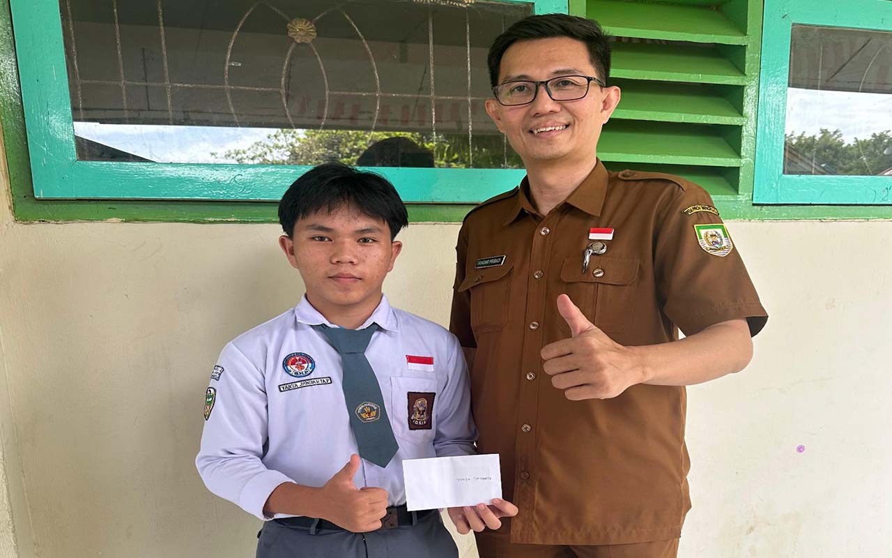 Yanoar Pribadi, menyalurkan bantuan kepada dua siswa SMAN 4 Kota Bengkulu, Selasa (21/10/2025).
