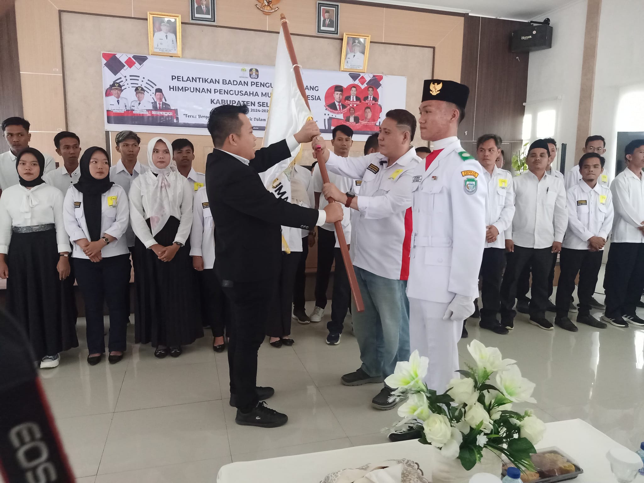 Bupati Seluma, Erwin Octavian, SE, menghadiri pelantikan Badan Pengurus Cabang (BPC) Himpunan Pengusaha Muda Indonesia (HIPMI) Kabupaten Seluma untuk masa bakti 2024-2027, yang digelar di Aula BKD Kabupaten Seluma pada Rabu (17/7/2024). Acara ini turut dihadiri oleh jajaran Forkopimda, Ketua Umum DPD HIPMI Bengkulu beserta anggota, Ketua Umum BPC HIPMI Seluma beserta anggota, Ketua Gabdika Provinsi Bengkulu, dan sejumlah undangan lainnya.  Dalam sambutannya, Bupati Seluma menyampaikan ucapan selamat kepada Ketua HIPMI Seluma beserta seluruh pengurus yang baru saja dilantik. Ia berharap bahwa dengan dilantiknya kepengurusan yang baru, semangat untuk membangun Kabupaten Seluma semakin kuat.  "Semoga dengan kepengurusan yang baru ini, semangat untuk membangun Kabupaten Seluma terus terjaga. Saya berharap kegiatan kepemudaan di bidang usaha muda semakin maju di Kabupaten Seluma, serta mampu membuka perusahaan atau menciptakan peluang usaha lainnya yang dapat meningkatkan perekonomian daerah," ujar Bupati.  Pelantikan ini diharapkan menjadi awal yang baik bagi pengurus HIPMI Seluma dalam menjalankan berbagai program kerja yang mendukung pertumbuhan ekonomi dan menciptakan iklim usaha yang kondusif bagi pengusaha muda di Kabupaten Seluma. Pemerintah Kabupaten Seluma juga siap mendukung segala upaya dan inisiatif yang dilakukan oleh HIPMI dalam rangka memajukan dunia usaha di wilayah tersebut.