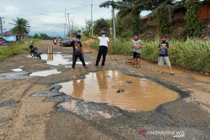 jalan rusak di bengkulu example 