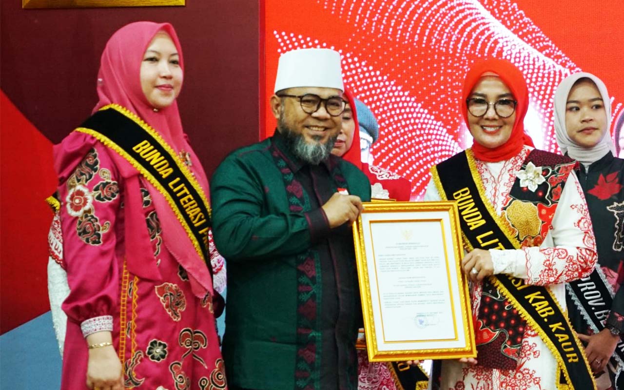Pengukuhan Bunda Literasi Provinsi Bengkulu dan Bunda Literasi kabupaten/kota se-Provinsi Bengkulu periode 2025–2030 dalam acara yang digelar di Balai Raya Semarak Bengkulu, Senin (27/10/2025).