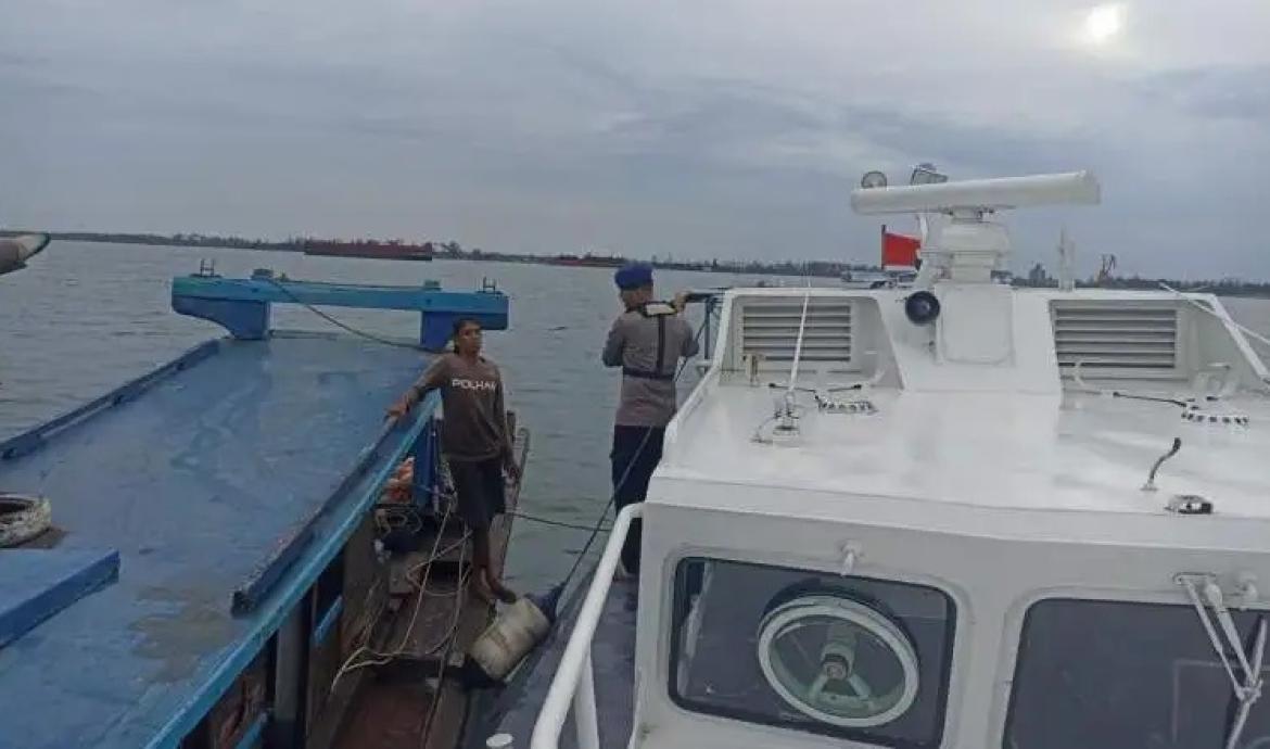 Di Perairan Tanjung Genting, ombak Minggu pagi itu bergerak tenang ketika Kapal XXVII-2002 milik Ditpolairud Polda Bengkulu melaju perlahan., Minggu (16/11/2025).