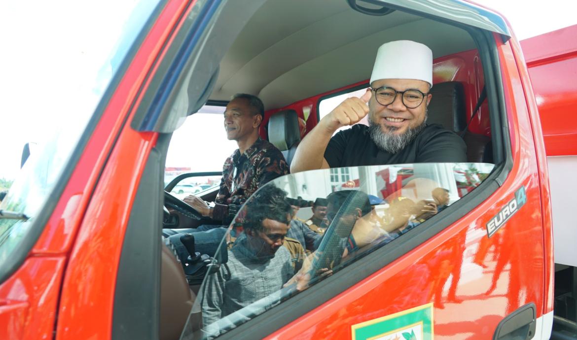 Penyerahan kendaraan arm roll (truk sampah) dan 102 unit bak arm roll, bantuan yang berlangsung di Balai Kota Merah Putih, Senin siang (27/10).