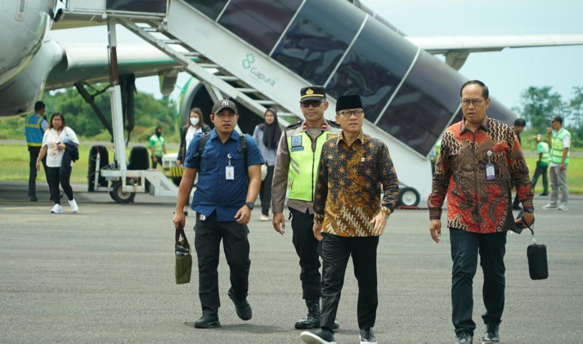 Menteri Desa, Pembangunan Daerah Tertinggal, dan Transmigrasi (Mendes PDTT) RI, Yandri Susanto, di Bandara Fatmawati Soekarno, Ahad (16/11). 