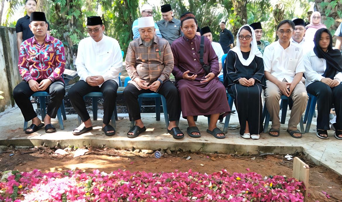 Gubernur Bengkulu Helmi Hasan didampingi Sekretaris Daerah Provinsi Bengkulu Herwan Antoni menghadiri prosesi pemakaman Drs. H. Achmad Sardi HS, M.Si., Kamis (11/6).