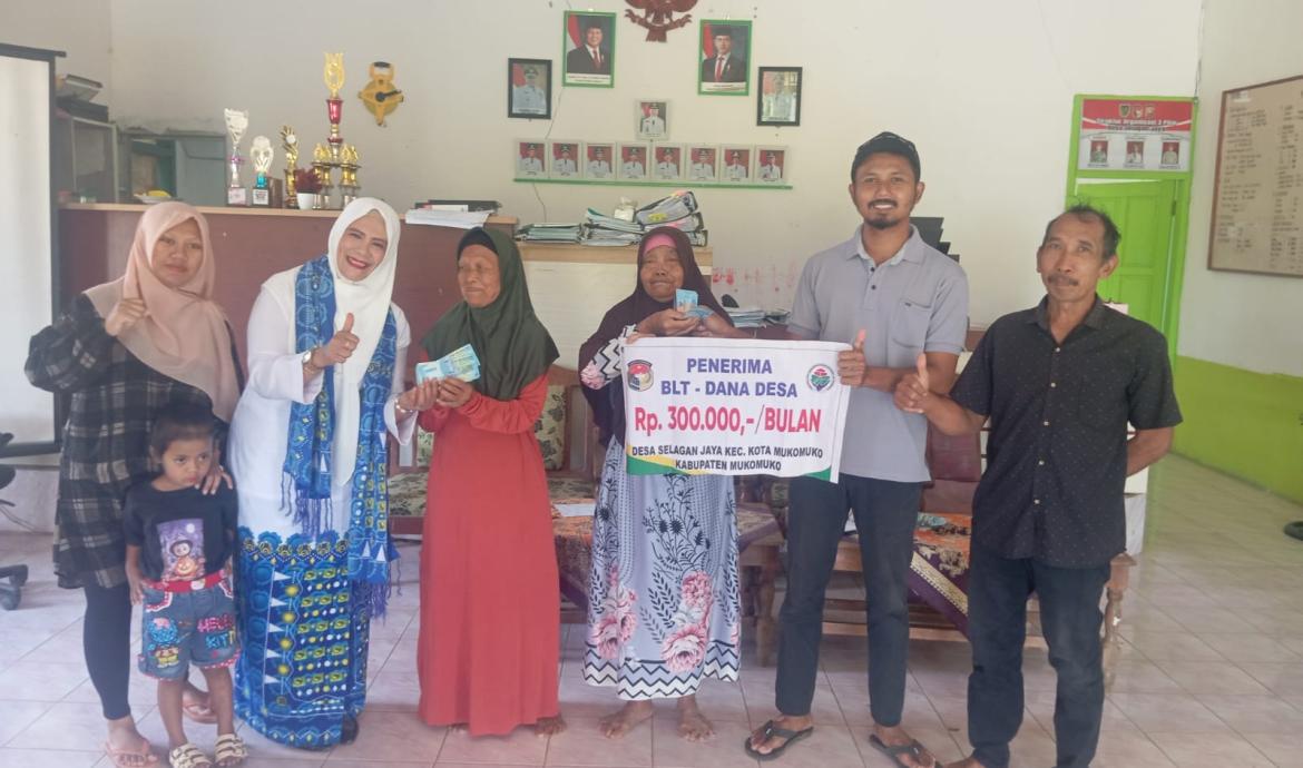 Pemerintahan Desa Selagan Raya menyalurkan BLT-DD kepada warganya, Sabtu (11/4/2026). (Oye/PenaRafflesia.Com)