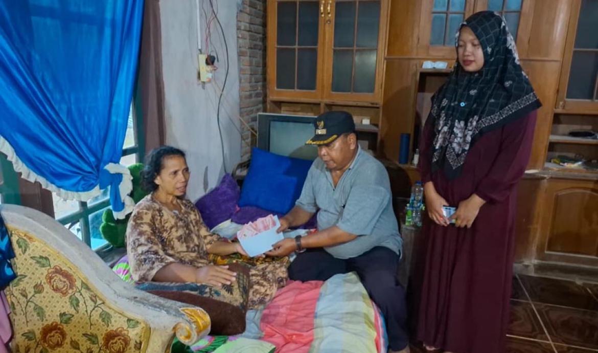 Kepala Desa (Kades) Suka Maju, Sutarto saat menyalurkan BLT-DD dengan cara door to door rumah Keluarga Penerima Manfaat (KPM), Rabu (17/6/2026). (Oye/PenaRafflesia.Com)