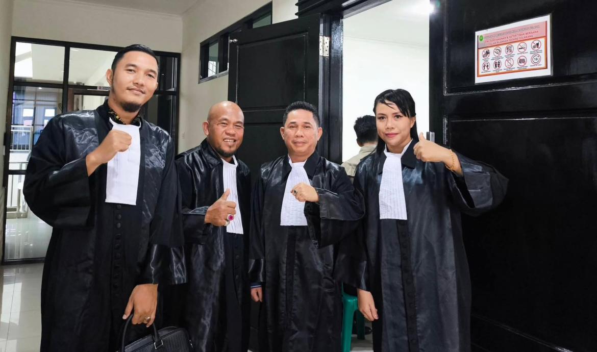 Tim Kuasa Hukum Refpin Akhyana Julianti saat hendak mengikuti persidangan