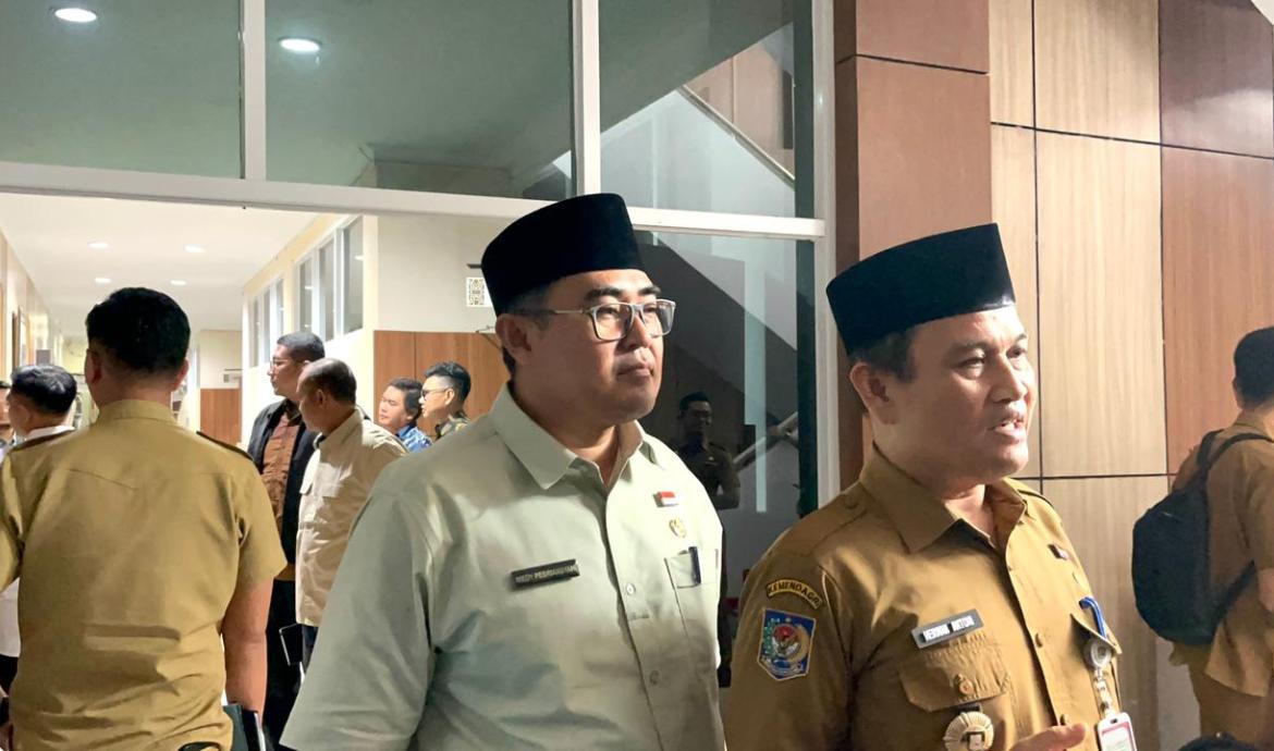  Rapat dipimpin Sekretaris Daerah Provinsi Bengkulu, Herwan Antoni, bersama Satuan Kerja Kementerian Perumahan dan Kawasan Permukiman (PKP) serta pemerintah kabupaten/kota se-Provinsi Bengkulu.