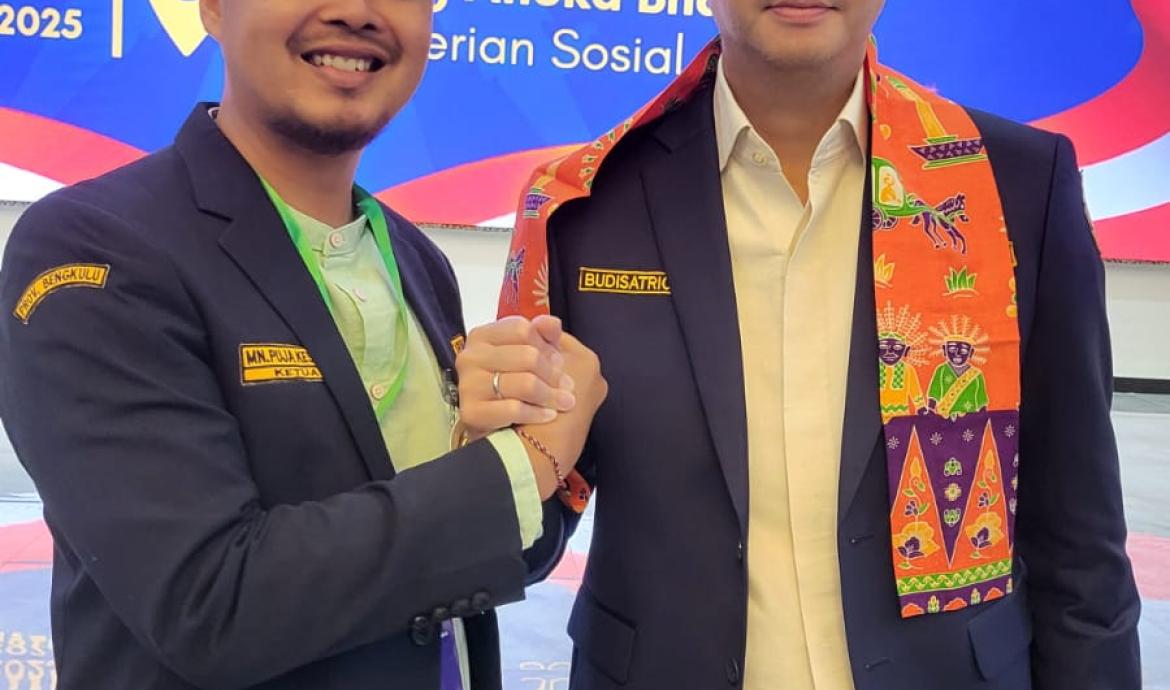 Ketua Karang Taruna Provinsi Bengkulu, Puja Kesuma berbincang dan bersalaman dengan Ketum PNKT,  Budi Satrio Djiwandono. (IST/PenaRafflesia.Com)